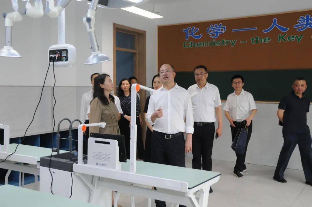 在东林中学人民路校区,叶映峰校长向区领导汇报了开学工作情况,并带领