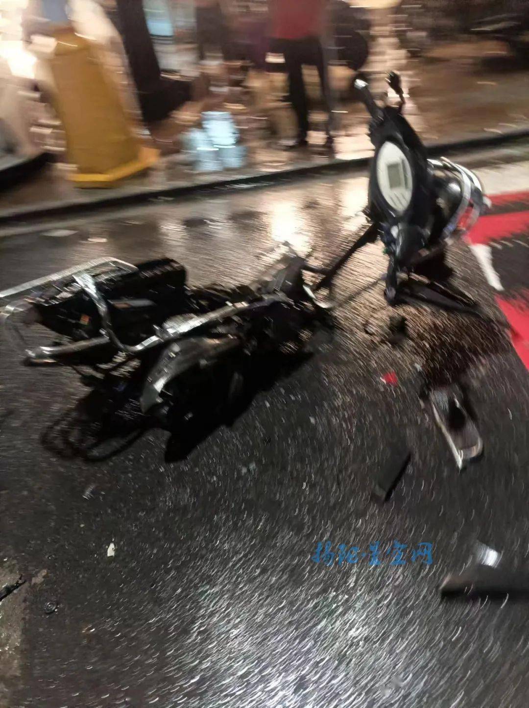 揭阳路段电动车被撞散架,一人趴地不起当场被殡葬车载走!