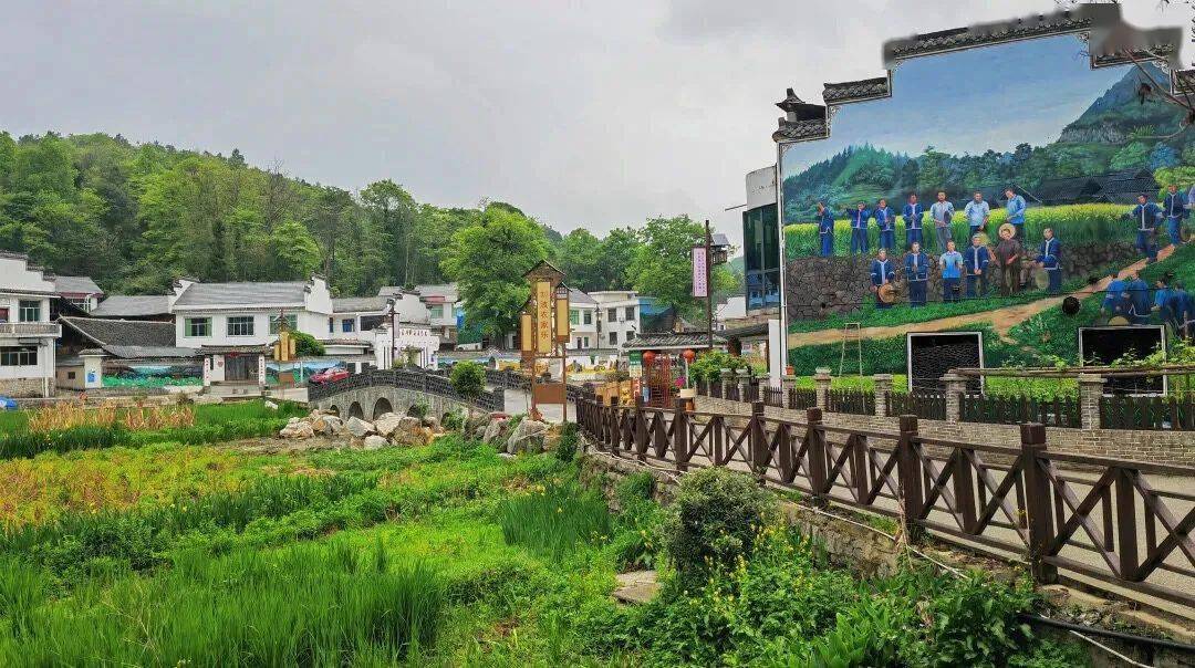 充分利用山水特点,依托临近朱砂古镇和九丰农业博览园旅游景区的区位