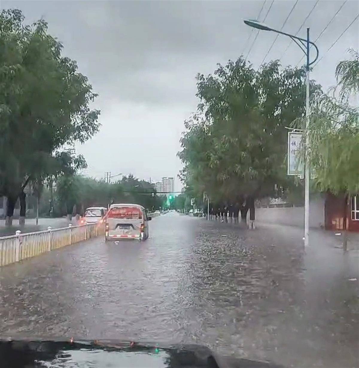 河北张家口暴雨后车主街上"开船",部分地区延迟1小时上班上课_居民