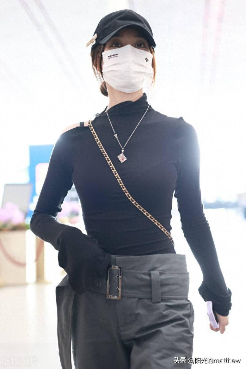 街拍:徐艺洋黑色紧身针织衫 灰色阔腿裤简约干练_北京_机场