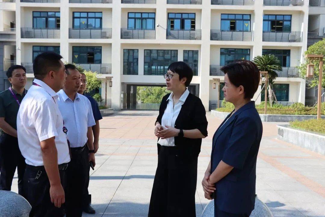 屈锐一行在黔江中学督导检查▲屈锐一行在武陵中学督导检查▲屈锐