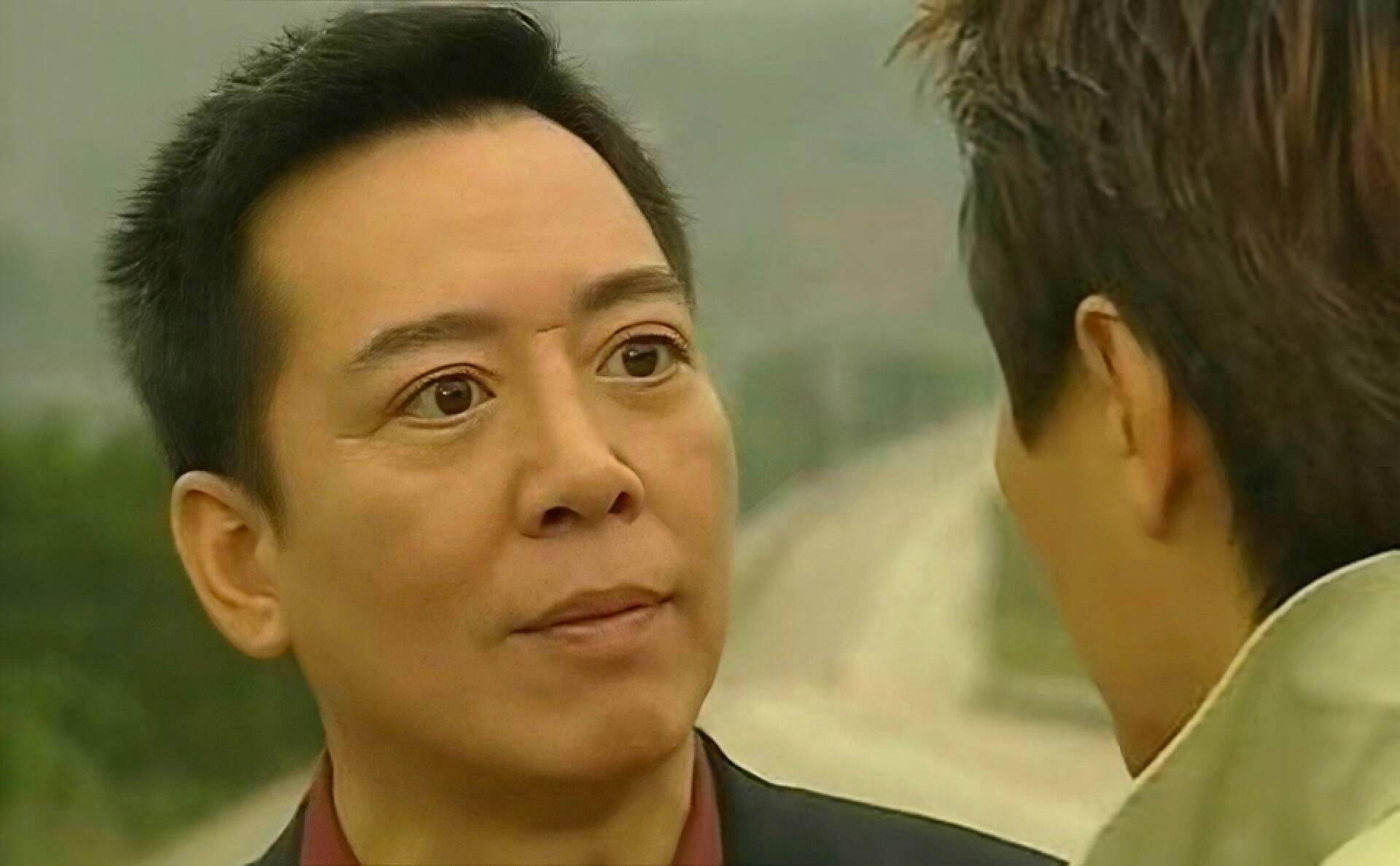 tvb前知名老戏骨烟不离手,满头白发身材消瘦,结婚多年坚持丁克_骆应钧