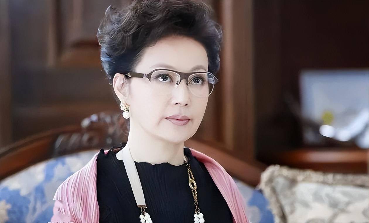 她出道即巅峰,做小三挤走导演原配,上位后却没坐稳,67岁仍单身_邬倩倩