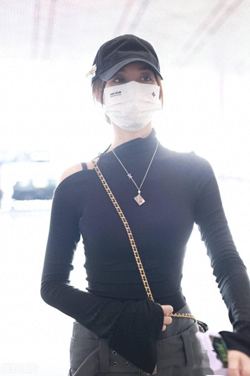 街拍:徐艺洋黑色紧身针织衫 灰色阔腿裤简约干练_北京_机场