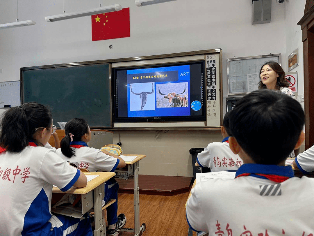 李沧分校的两位青年教师,走进美术课堂,认真听了实验初中本部美术组三