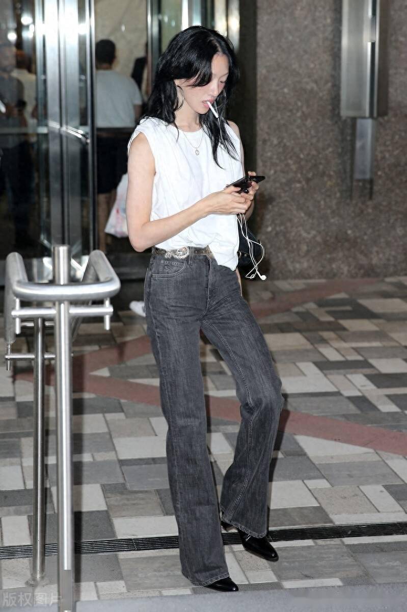 街拍:崔素拉白色无袖上衣 深灰色牛仔阔腿裤潇洒帅气_时间_美国纽约