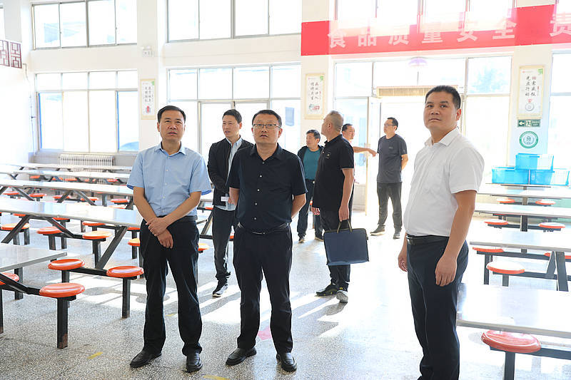 延安市教育局班春林一行到黄龙县专项督查校园安全隐患排查整治工作