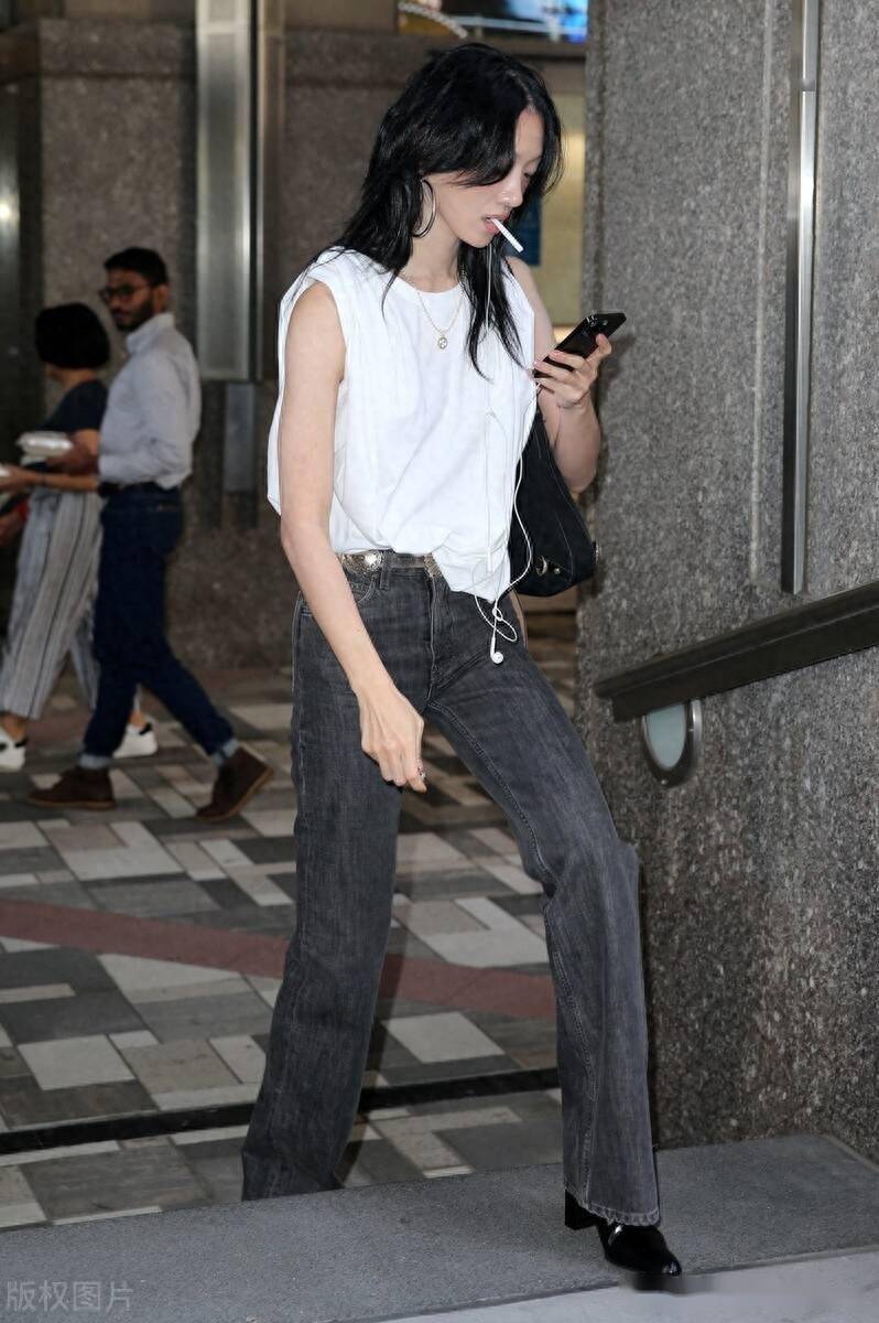 街拍:崔素拉白色无袖上衣 深灰色牛仔阔腿裤潇洒帅气
