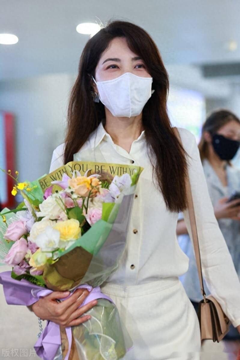 街拍:曾黎雪纺衬衫 白色阔腿裤 单肩包轻松利落_上海_机场