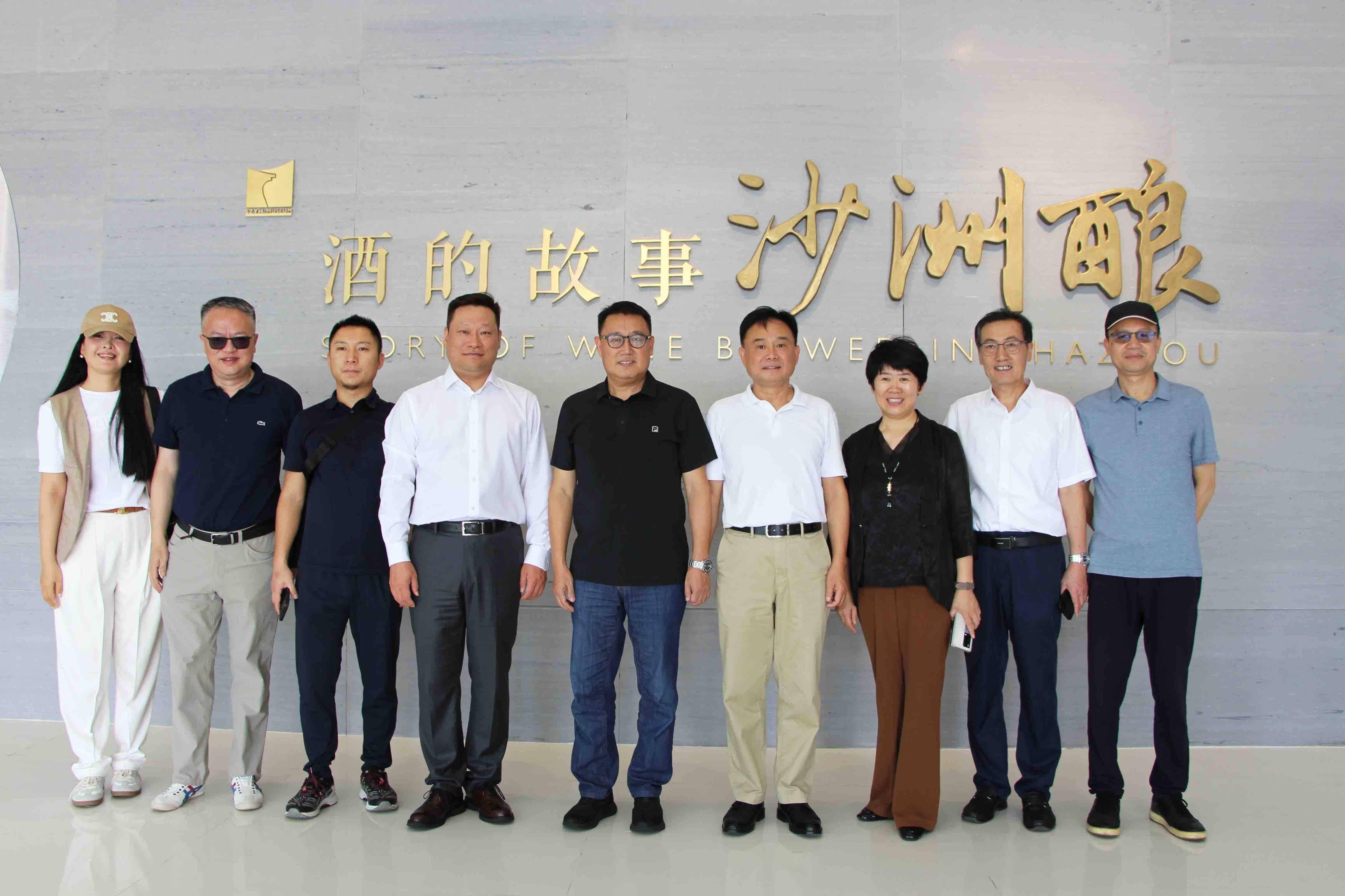 侯孝海团队一行人得到了江苏张家港酿酒有限公司董事长黄庭明的热情