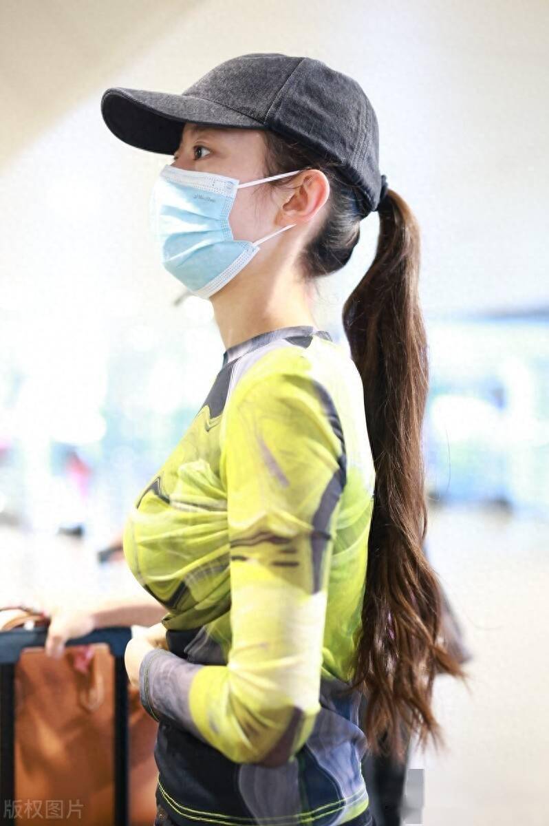 吉娜爱丽丝现身上海机场,简约穿搭尽显好身材