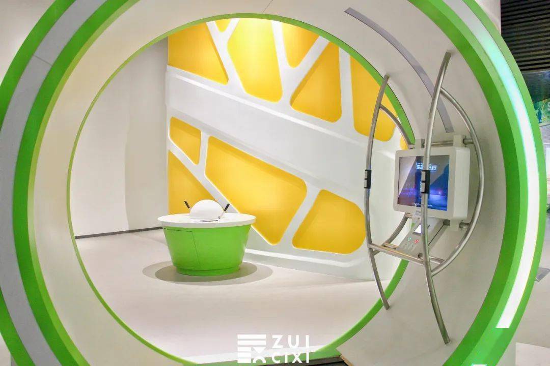 直接钻进对面的科技馆!