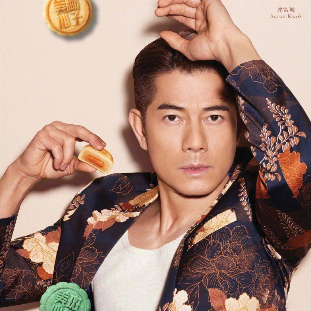 事情的起源是天王郭富城代言月饼的宣传图姿势,是这样的↓最近,美心