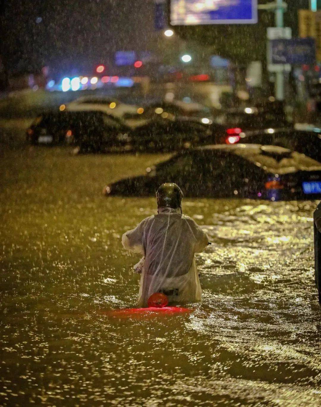 139年来最高雨量！香港遭暴雨侵击⚡洪水「涌入地铁站+街道」惨成水城！