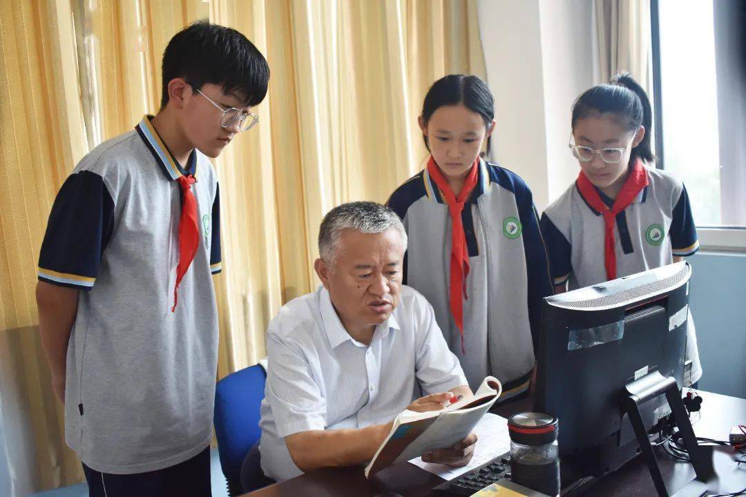 青岛"最美教师"93张栋新:35年,用坚守奉献诠释初心使命_教育_教学