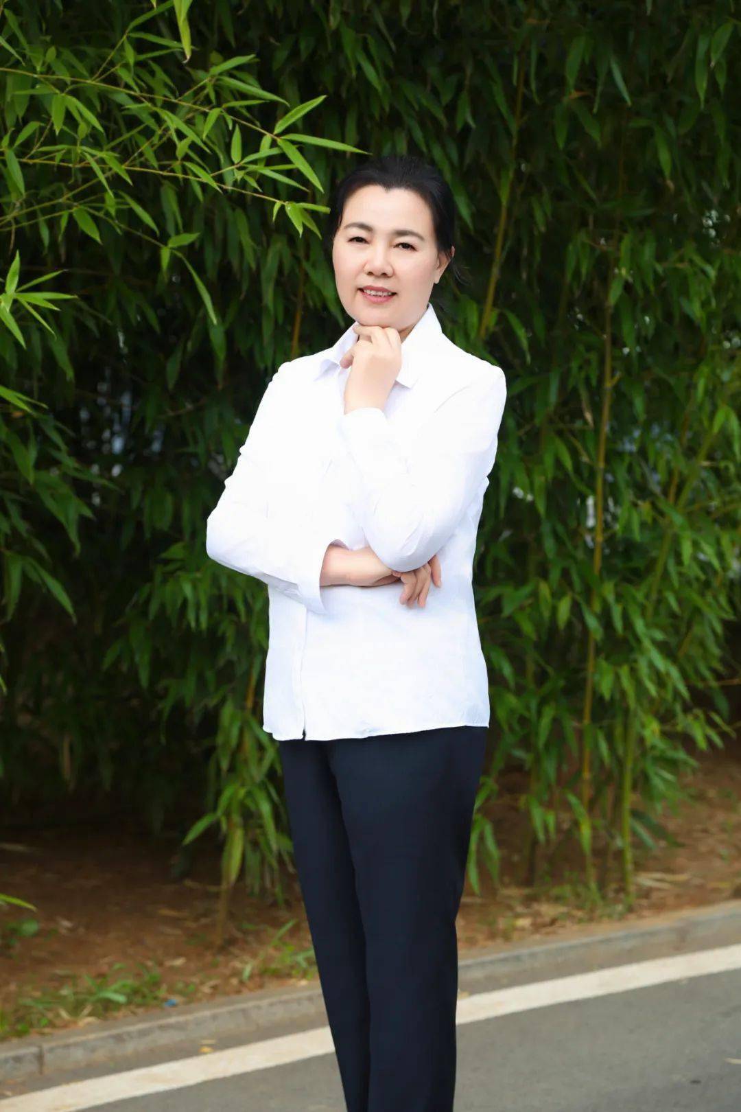 肩担道义勤耕耘,育化桃李满园春.