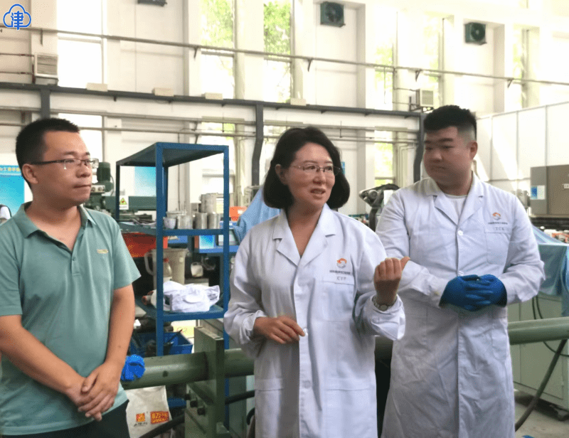 天津理工大学教授陈民芳(中)天津北方网讯:2023年9