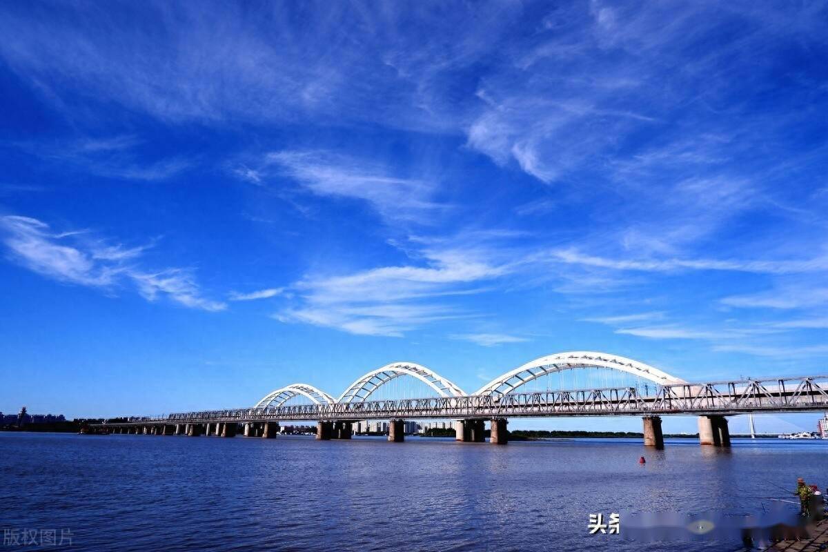 白露时节,黑龙江哈尔滨松花江铁路大桥美如画