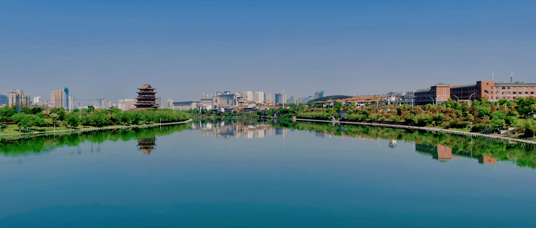 天空澄碧,纤云不染远山含黛,绿水蓝天蓝天白云下的秀江河竟是如此"