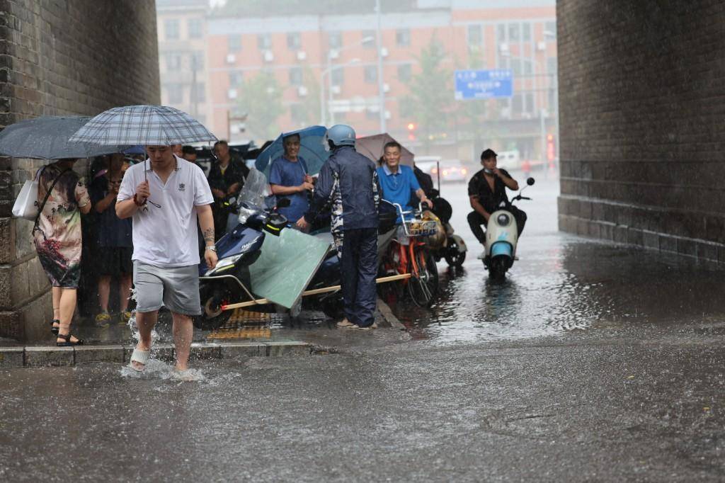 户县大雨图片