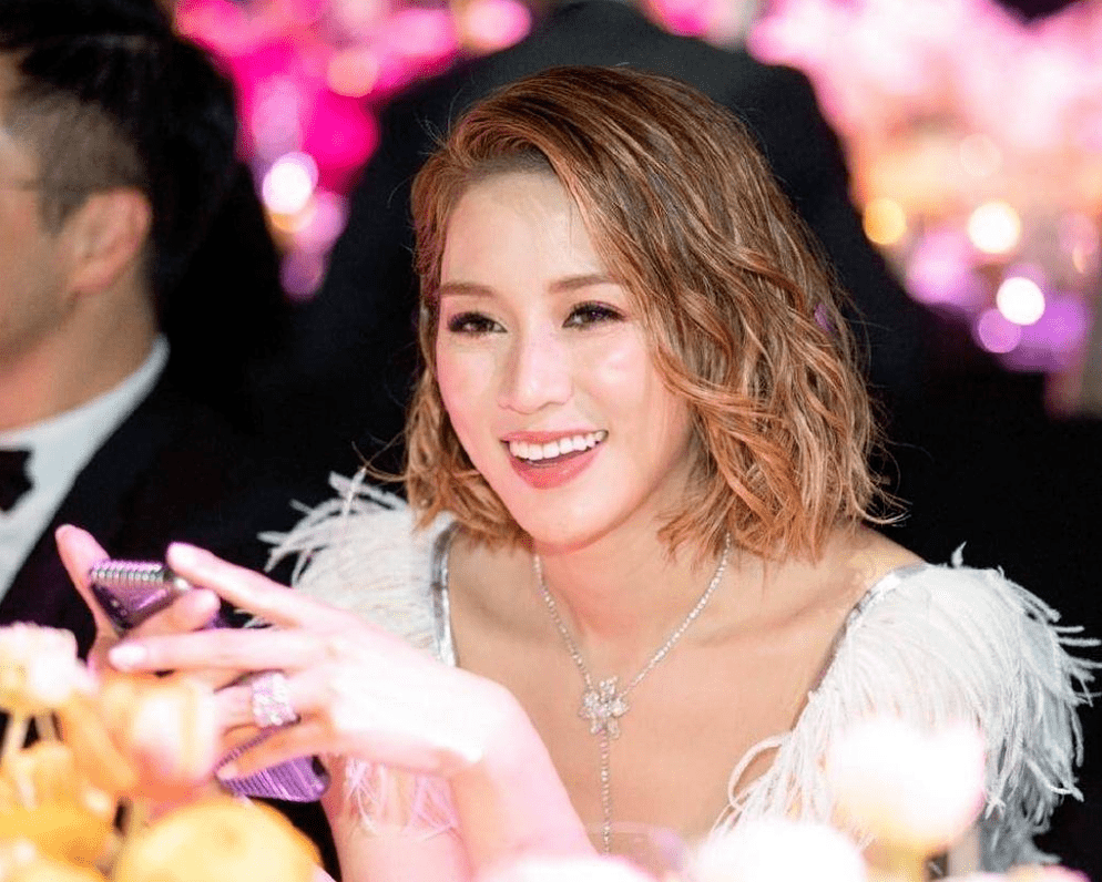 2000年,徐子淇爱上洪金宝儿子,母亲却棒打鸳鸯:"只能嫁进豪门"_妈妈