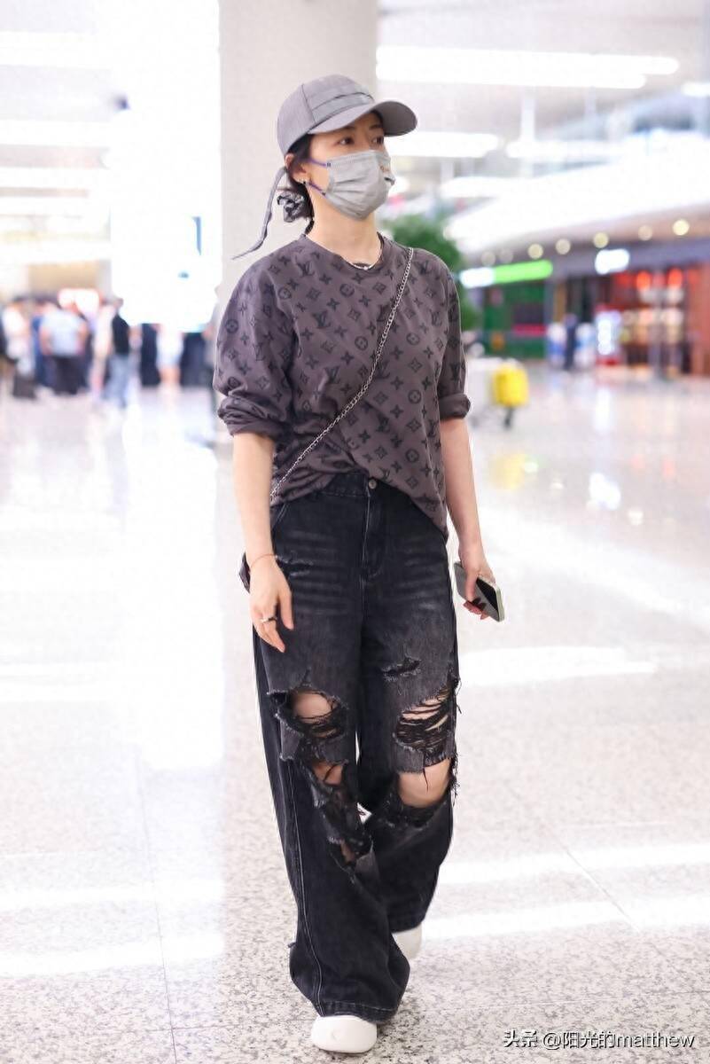 陈紫函现身上海机场,身着t恤牛仔裤简约随性