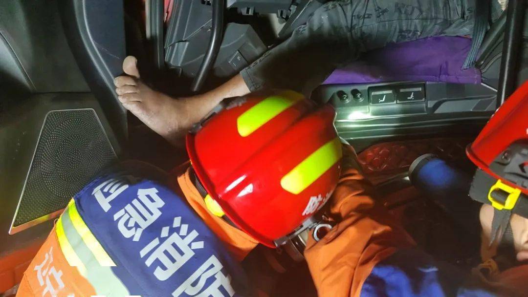 绥中县消防救援大队紧急处置两起车祸事故_人员_被困者_葫芦岛市