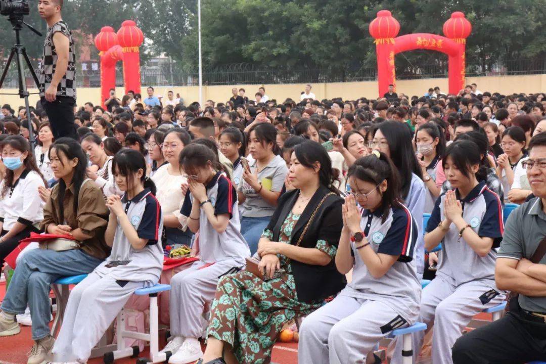 泊头市闻知高级中学举行高三学子成人礼活动_家长_祝福_梦想