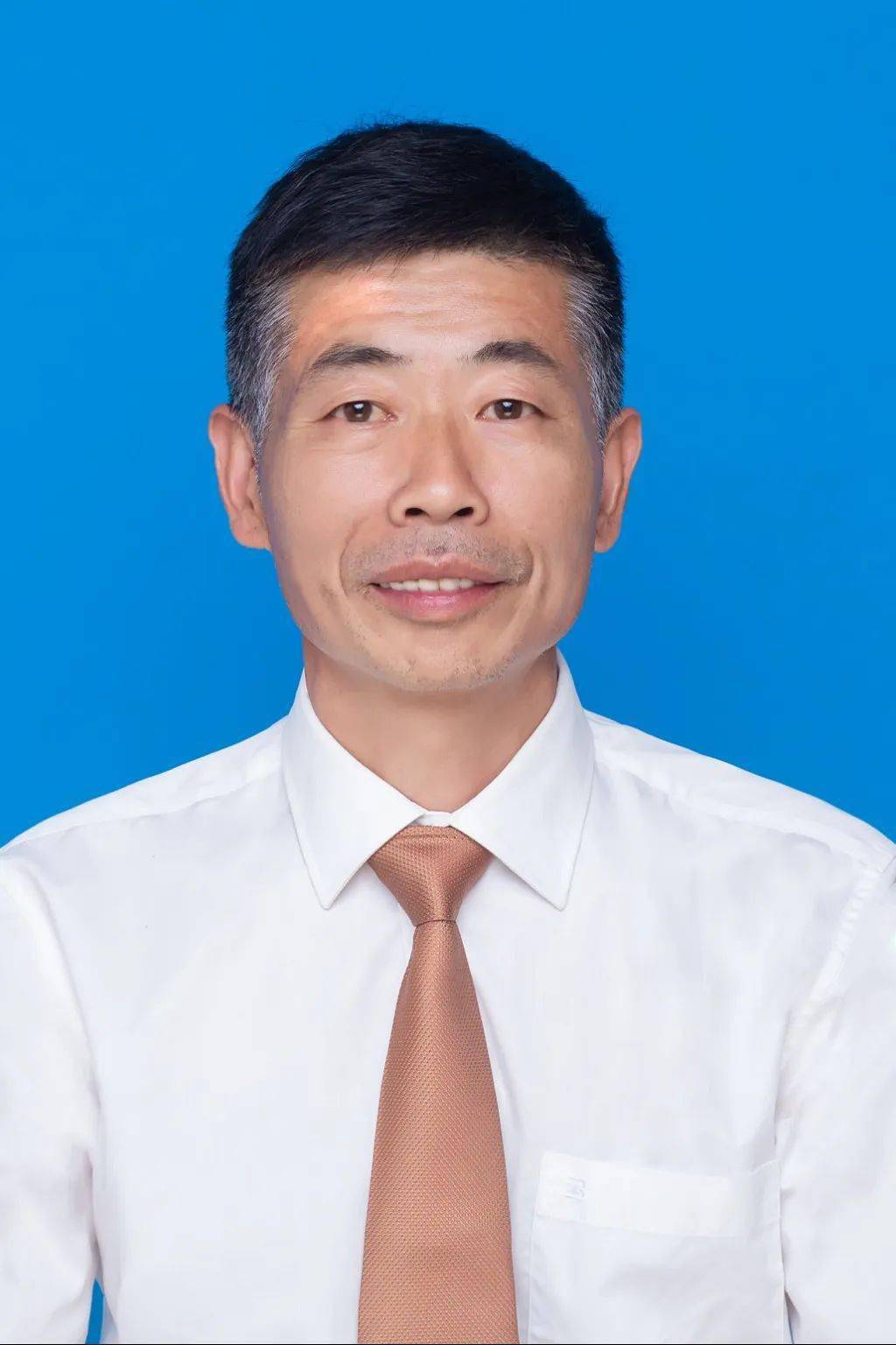 张慧明,中共党员,现任桐庐县东溪小学党支部书记,数学高级教师,县学科