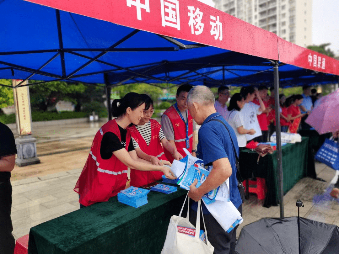 活动现场,贵港移动党员突击队通过展板展示,观众互动,现场咨询问答