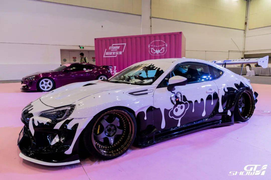 超级女玩家步入"街道制霸"展区,将置身于超级汽车与城市街头的激烈