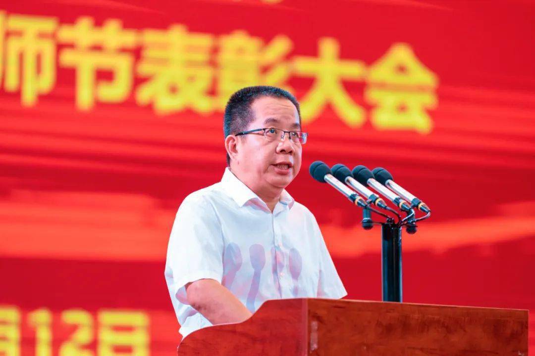 校领导吴新星,许明,黄建平,陈炳钦,季祖强,钟杭州,黄鸿鸿及全体教职工