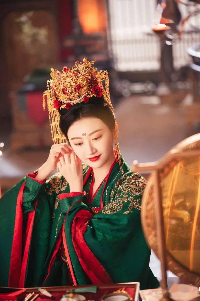 景甜古装婚服造型美丽动人 凤冠霞帔华丽大气_少女_来源_娱乐