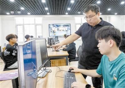 天津電子信息職業技術學院教授楊陽：“點石成金”的金牌導師