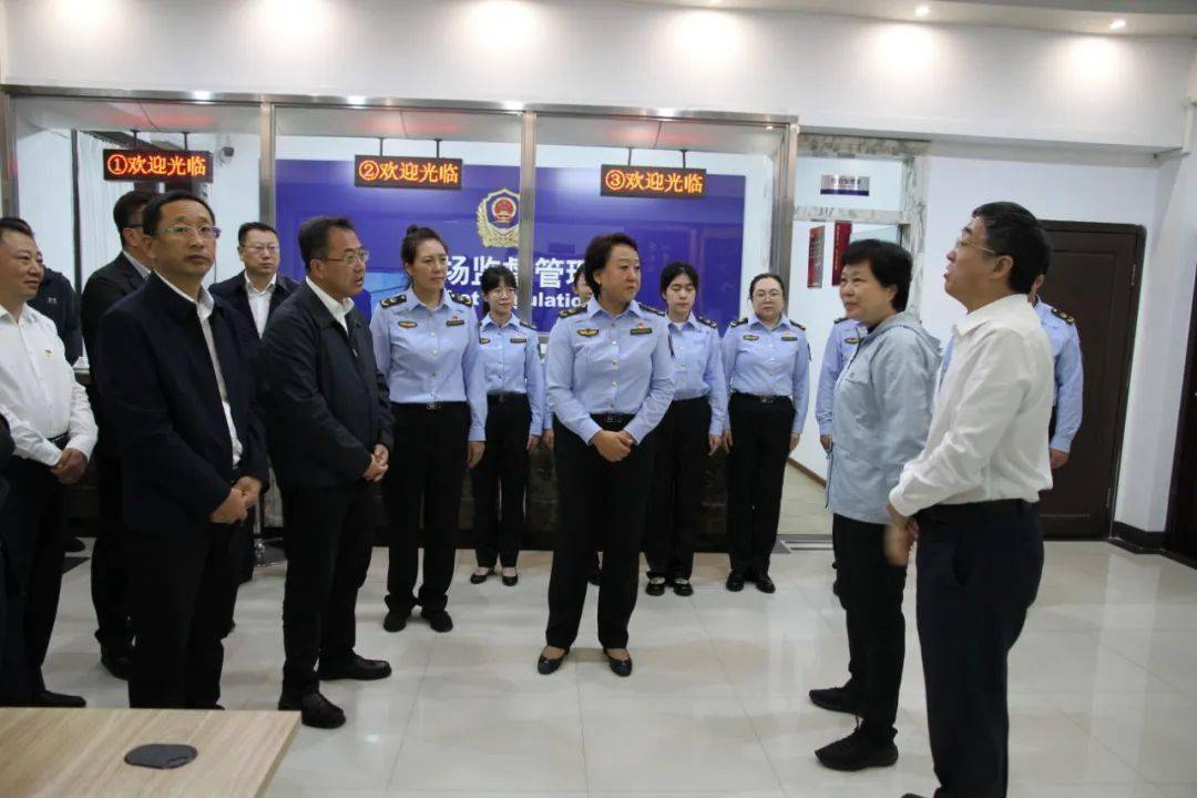 在奋斗路市场监管所,杨逸铮向工作人员表示慰问,并与大家深入交流