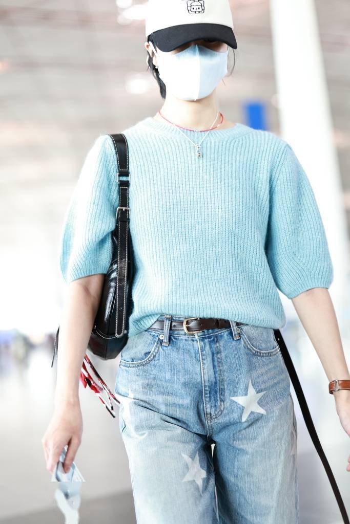 2023年9月14日,北京,郁可唯身穿蓝色半袖毛衣现身首都机场.