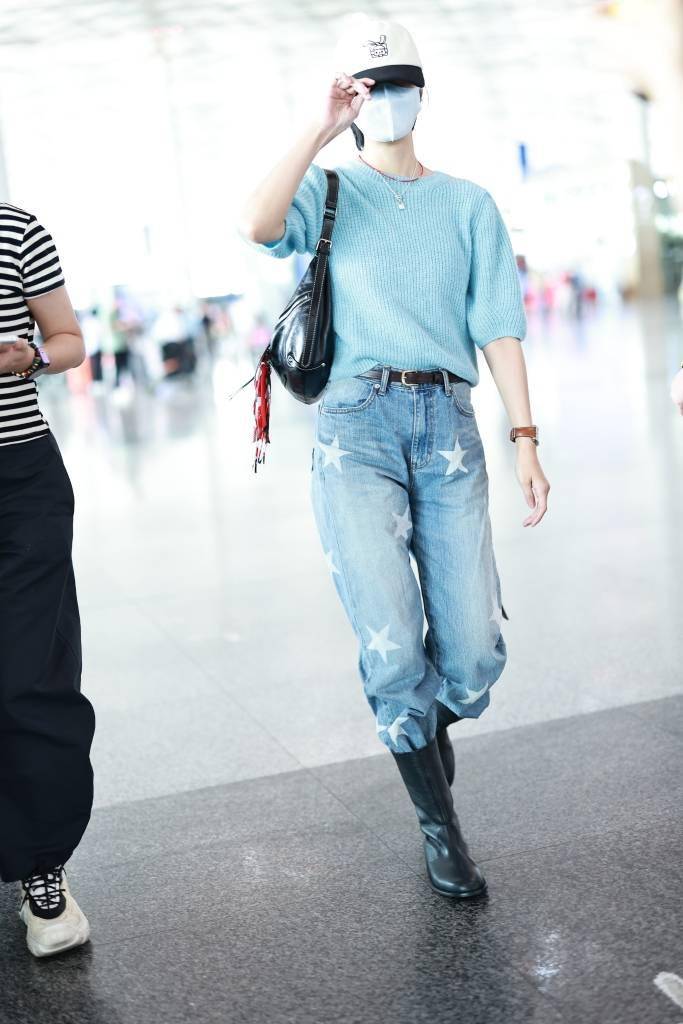 2023年9月14日,北京,郁可唯身穿蓝色半袖毛衣现身首都机场.