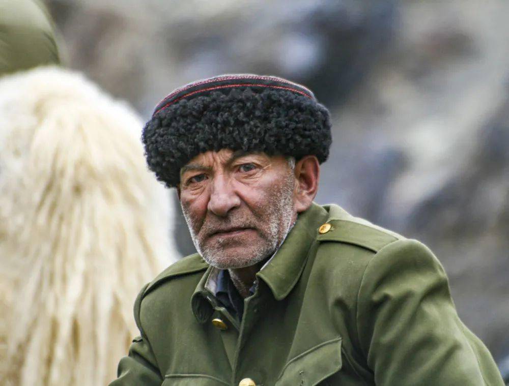 塔吉克族人用忠诚书写爱国情怀_拉齐尼·巴依卡_新华社_老人