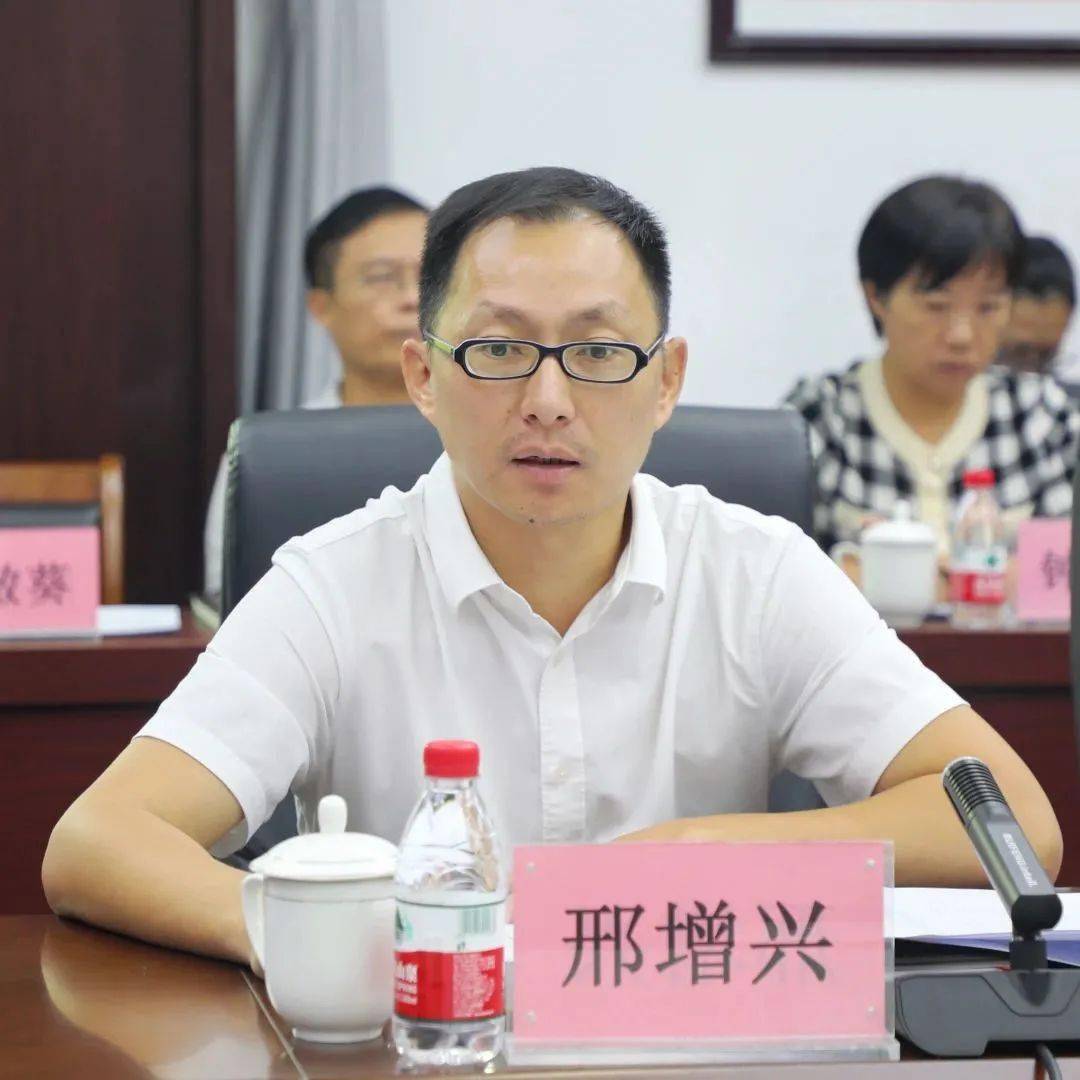 市政府副市长何世刚主持召开海棠区爱国卫生运动调度会