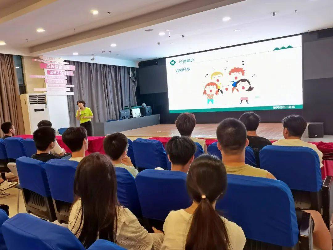 作为班主任的李雨欣老师,对同学们近段时间在校时的表现给予了极大的