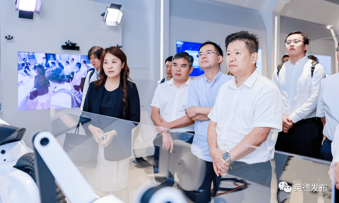 英德市委常委,常务副市长钱金勤与腾讯云粤西地市总经理徐填发分别