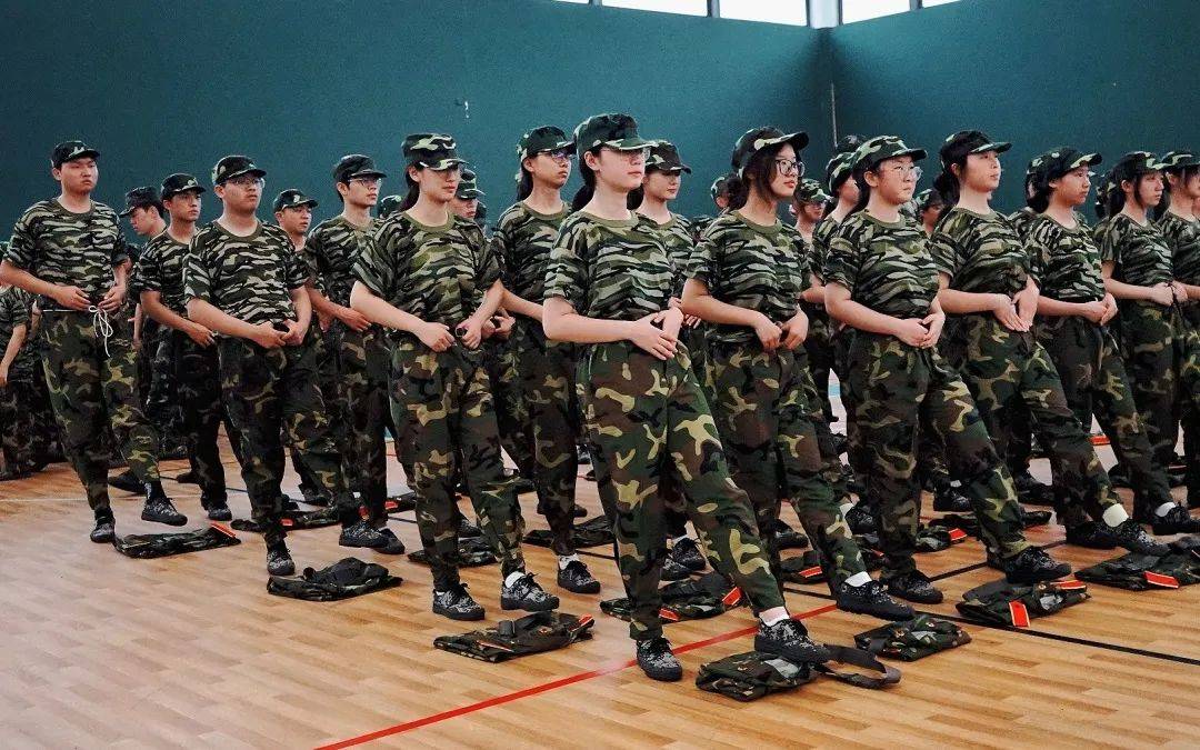 留下你軍訓中不一young的笑臉_訓練場_黃詩晴_汗水