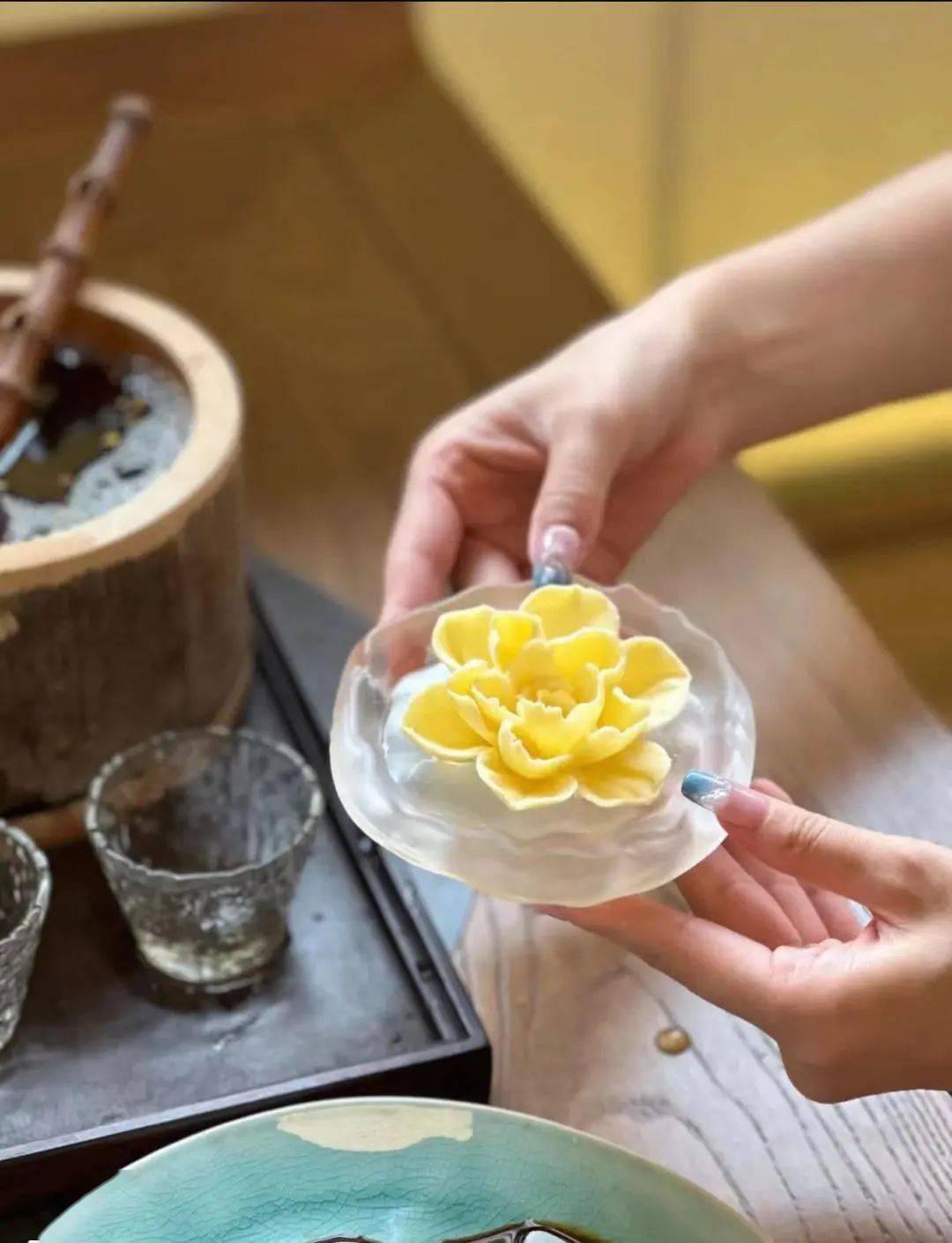 店内另一款"蜜浮酥柰花"茶点也是各大社交平台的"网红".