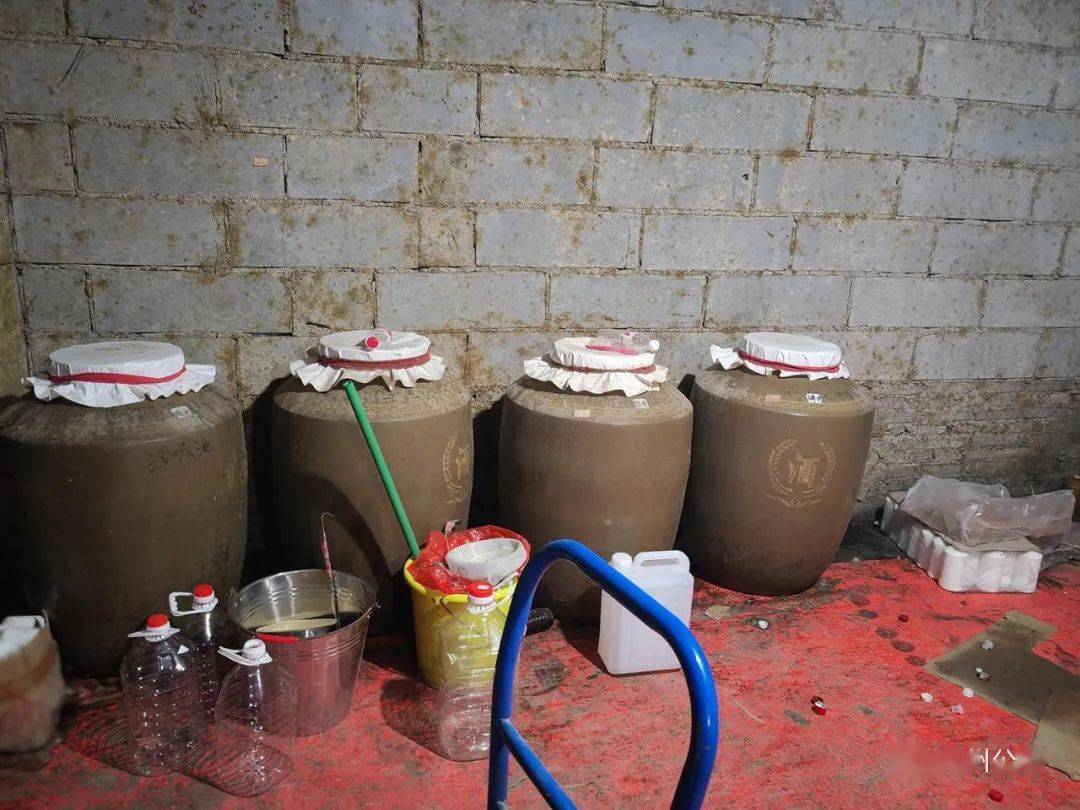 经查,2022年5月份以来,嫌疑人杨某某采取自己罐装或者找人代加工方式