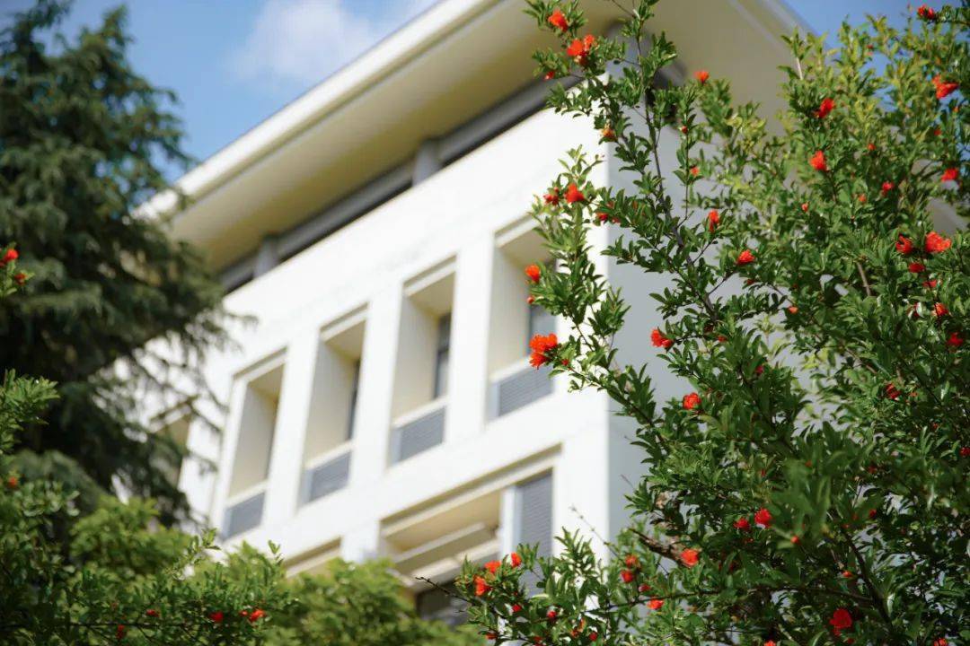 润园毗邻大学生活动中心和文心文济两栋教学楼,地理位置绝佳.