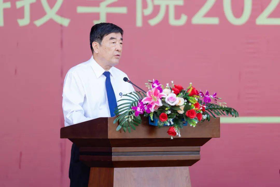伴随着热烈的掌声,大连科技学院校长蔡若松发表讲话.
