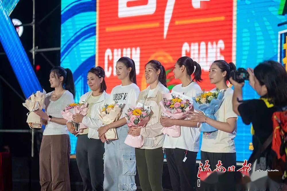 现场人气爆满,张常宁为粉丝签名,球迷们热情回应