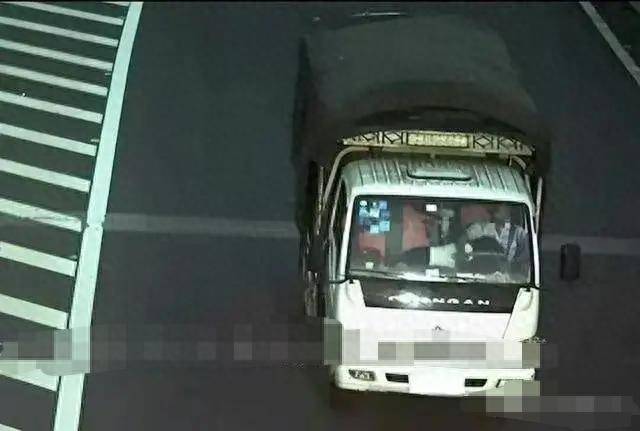 不雅姿势曝光！这对情侣在摩托车上引发轩然大波