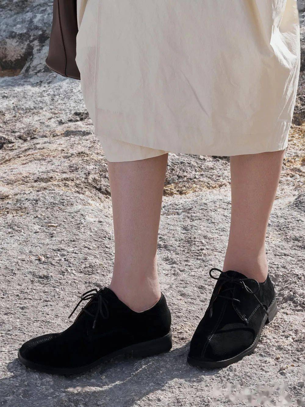 内里是水染羊皮,柔软亲肤,不易闷汗,光脚穿也很舒服.